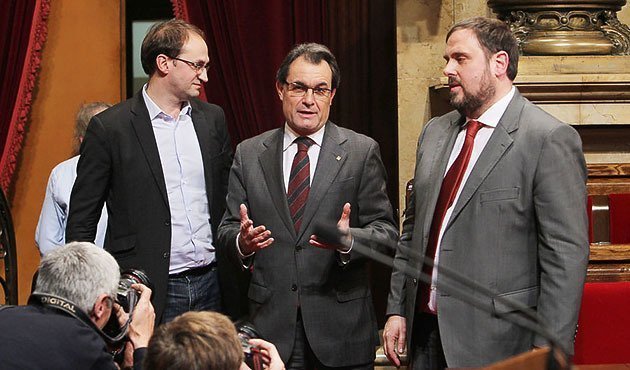 Herrera, Mas, Junqueras, en la sessió que es va aprovar el procés d'autodeterminació. Herrera, Mas, Junqueras, en la sessió que es va aprovar el procés d'autodeterminació.