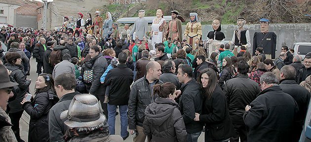 El gegants i grallers del Pla d'Urgell es reuneixen a Castellnou de Seana.