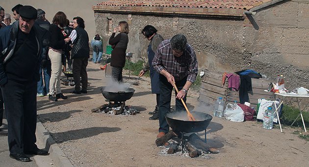 Els veïns de Miralcamp preparen diferents varietats de cassoles, segons els gustos. Els veïns de Miralcamp preparen diferents varietats de cassoles, segons els gustos.