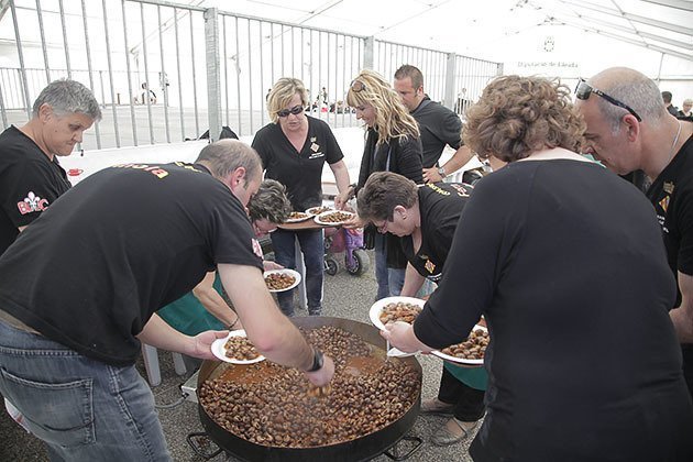 Els membres de la Comissió de Festes preparen els caragols a la gormanta.