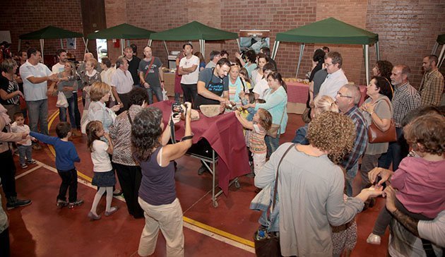 Degustacions en el marc de la segona Mostra de Formatges del Palau d'Anglesola.