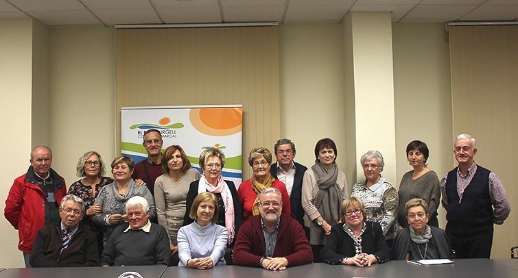 El president Francesc Fabregat amb els representants de les corals de la comarca.