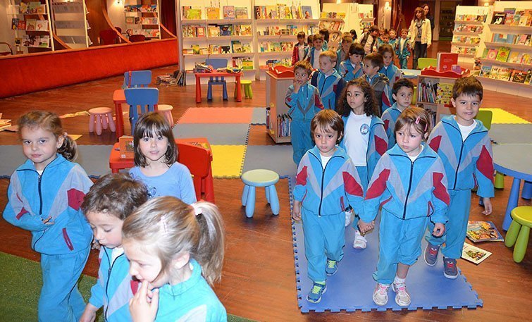 Els alumnes de les escoles del Pla d'Urgell visiten el Saló del LLibre Infantil i Juvenil.