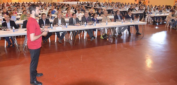 Xavier Ayala condueix el Tast Vi per Vida a Mollerussa.