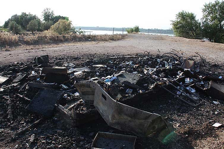 Estat en el que va quedar el punt d'informació de l'Estany d'Ivars i Vila-sana.