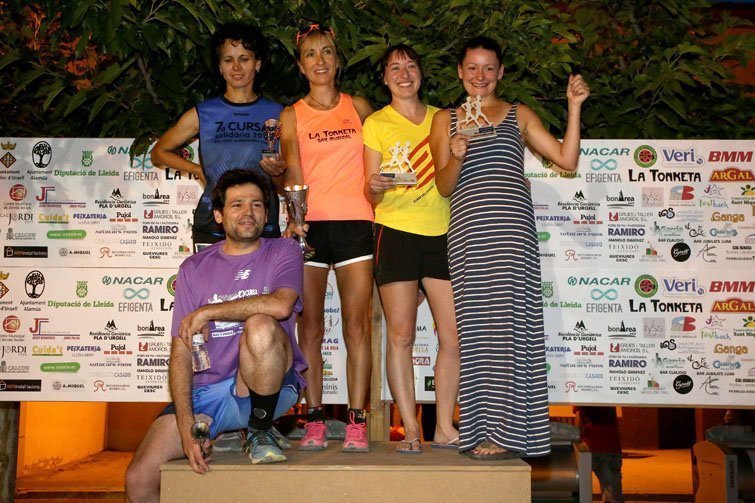Les guanyadores femenines de la Cursa solidària de bell-lloc