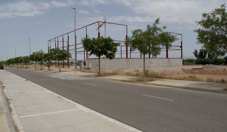 La primera nau que presideix el polígon Vinyes del Mig de Bell-lloc