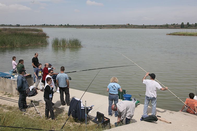 El passat dilluns el Consorci de l'Estany d'Ivars i Vila-sana, va convocar una reunió, en la que hi van participar els Agents Rurals i l'Associació de Pescadors d'Ivars d'Urgell, amb l'objectiu de tractar l'increment de pescadors furtius en l'espai natural. Una problemàtica, que no tan sols genera l'inconvenient per la pesca furtiva, sinó que també ha provocat l'increment de les deixalleries, i la circulació de vehicles per zones protegides.En el decurs de la reunió es va decidir intensificar la vigilància en el Parc Natural, amb l'objectiu de dissuadir als pescadors furtius, i així evitar més perjudicis en un entorn amb un alt valor natural i paisatgístic, per la comarca del Pla d'Urgell. Fins ara en el perímetre de la llacuna s'havien habilitat tres zones per la pesca controlada, i s'han reduït a dues, també com a mesura per evitar la pesca no autoritzada.Segons el director tècnic del consorci Toni Costa, l'ens gestor no volia arribar a restringir totalment la pesca, donat que, amb la proliferació de carpes que ha patit la llacuna, és una manera de reduir la població, encara que no la definitiva. Cal recordar que la normativa que regula la pesca en l'Estany, obliga als pescadors retirar les carpes capturades.L'Associació de pescadors d'Ivars d'Urgell, van proposar d'organitzar jornades de pesca controlada, prèvia autorització del Consorci de l'Estany, amb l'objectiu de fomentar la pràctica d'aquest esport i incrementar les activitats que organitza l'entitat en el seu programa anual.Per la seva banda el president del Consorci i del Consell Comarcal Josep Maria Huguet, va manifestar que amb totes aquestes mesures es pretén compaginar els usos de l'Estany, i no haver d'arribar a l'extrem de restringir la pesca, en un espai que ha de compaginar el lleure per a tothom.