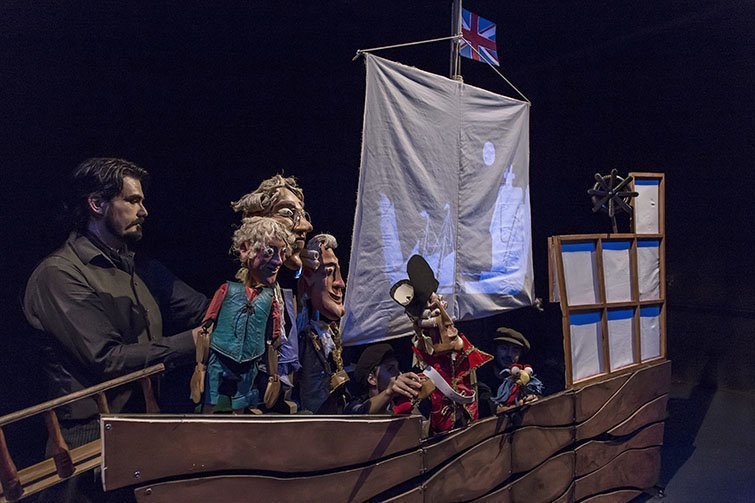 Imatge de l'espectacle de titelles Viatge a l'illa del tresor, a carrec de la companyia Encara Farem Salat al Teatre de l'escorxador de Lleida.