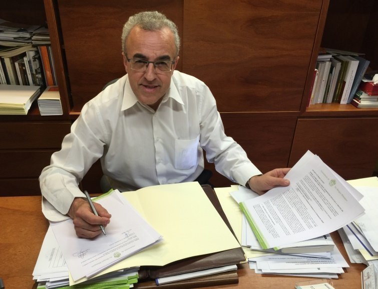 Enric Mir signant el decret per pagar els impostos a l'ATC