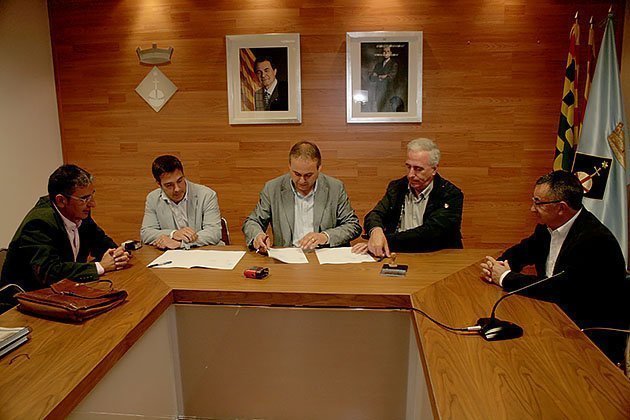 Joan Trull i Jordi Calvís signen l'acya de replanteig de la millora de la carretera