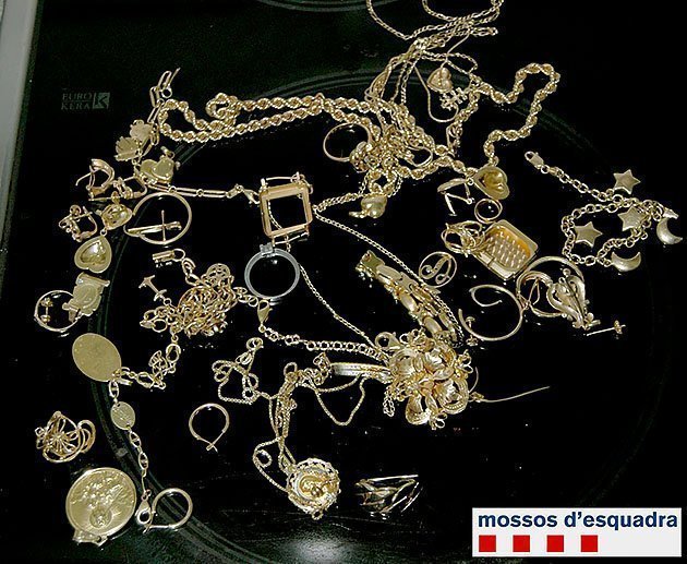 Material recuperat pel cos dels Mossos d'Esquadra en el domicili