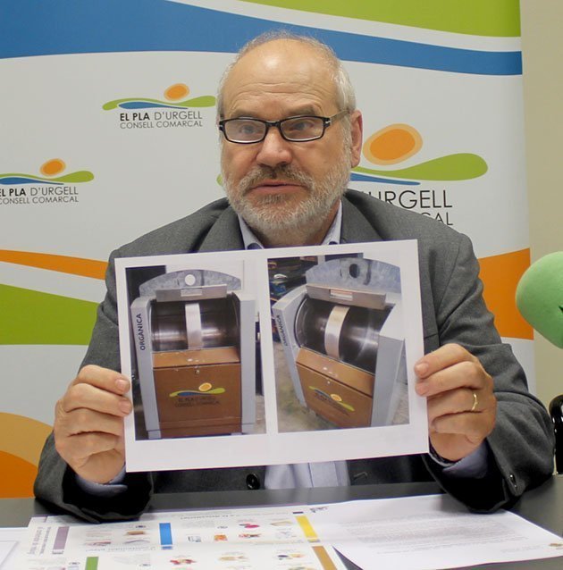 Josep M. Huguet presenta l'actuació en els conenidors