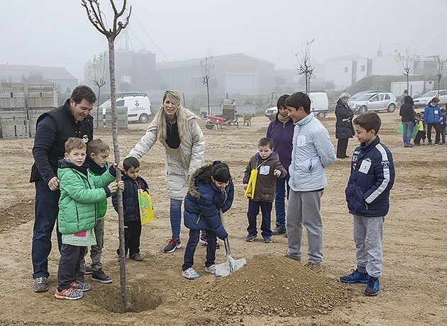 L'alcalde Jordi Llanes participa en la plantada d'arbres