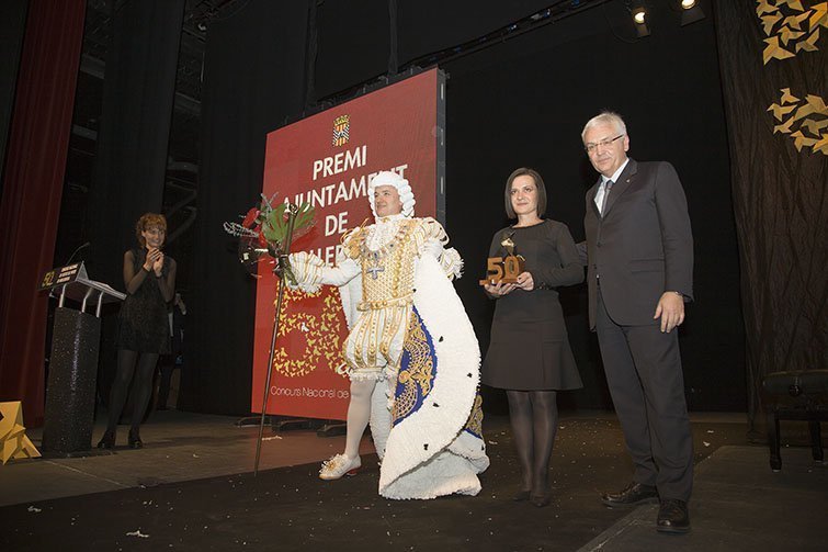 El Conceller Ferran Mascarell Lliura el premi a Natalia Ermakova Interior Web