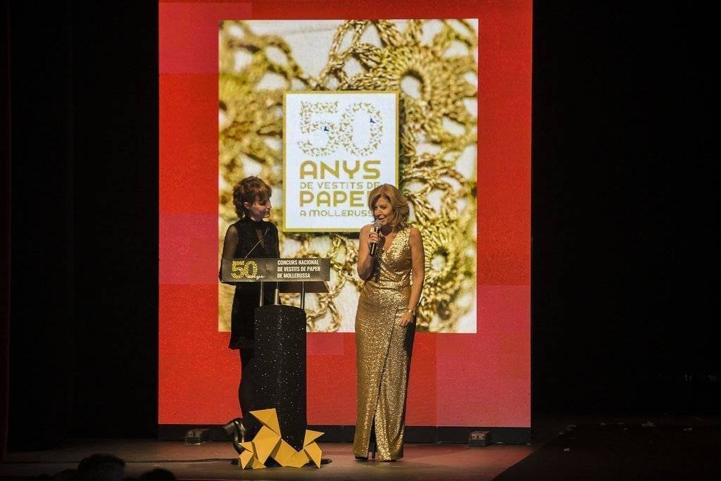 La filla de Miquel Polo, carle Polo presenta el llibre 50 anys de Vestits de Paper