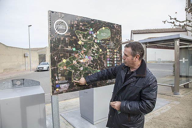 Joan R. Sangrà mostra la senyalització de la ruta esportiva i turística
