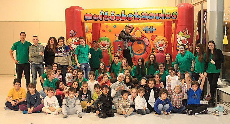 Imatge de grup dels organitzadors del Parc amb nens i nenes Imatge de grup dels organitzadors del Parc amb nens i nenes
