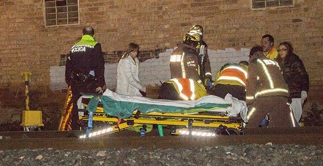 IMG_6977Els serveis d'emergències mèdiques atenen al jove en el lloc de l'accident