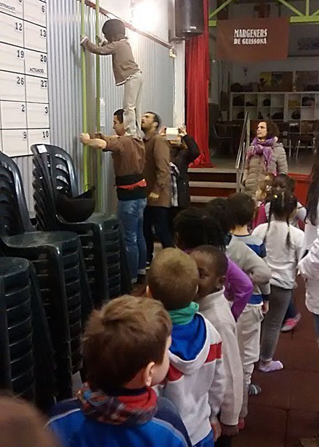 Els petits experimenten la sensació dels pilars castellers a Guissona