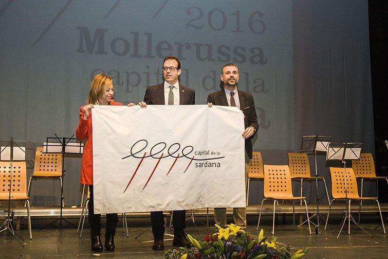 Calella lliura la bandera de capitalitat sardanista