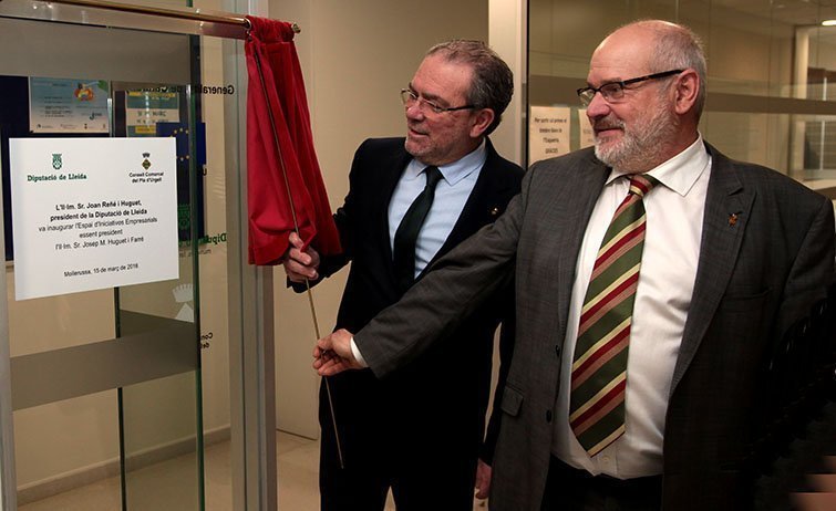 Joan Reñé i Josep Maria Huguet descubreixen la placa