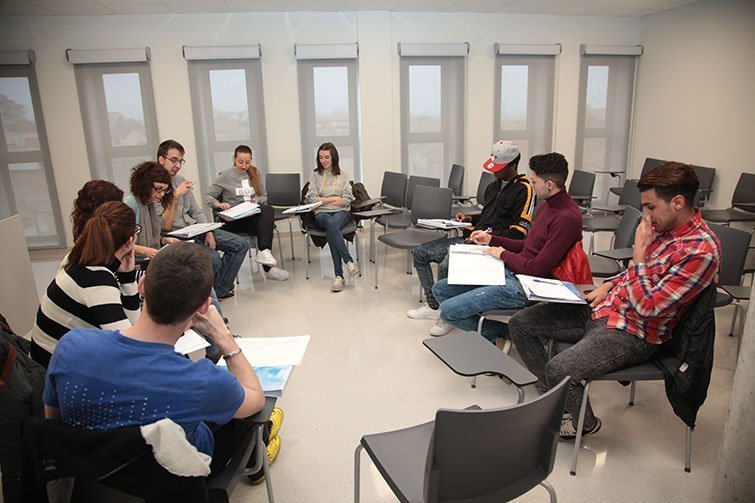 Grup de joves que participen en la formació del Centre d'Iniciatives Empresarials