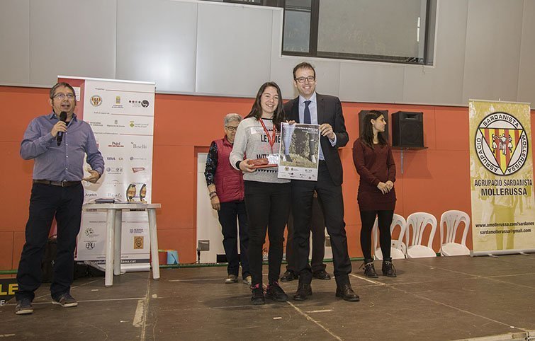 Marc Solsona lliura el premi del concurs de Cartells de la Capital de la Sardana