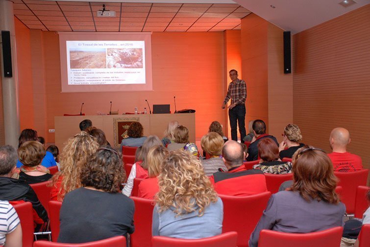 Ignasi Garcés imparteix la xerrada sobre el Tossal de les Tenalles
