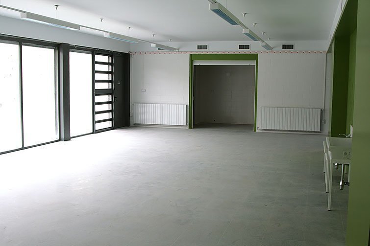 La sala polivalent del nou edifici de l'escola El Timó de Sidamon