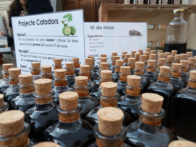 La preparació del licor de nous a Arbeca productes