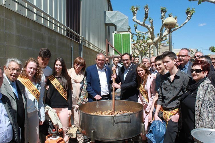 El conseller Josep Rull amb la cassola de l'Ajuntament