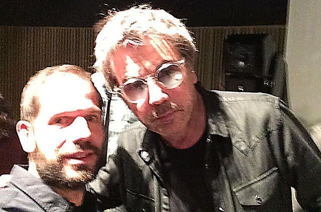 El membre de l'equip de territoris.cat Robert Garcia en un Selffi amb Jean-Michel Jarre
