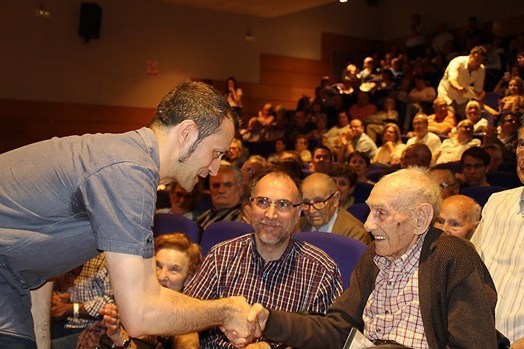 Lliurament dels diplomes als avis protagonistes del documental 1