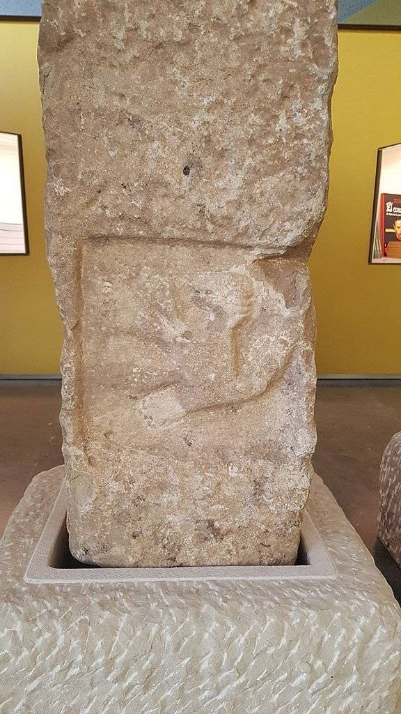 L'escut heràldic dels Sanaüja en la fita de terme de les Borges exposada a l'Espai Macià texte