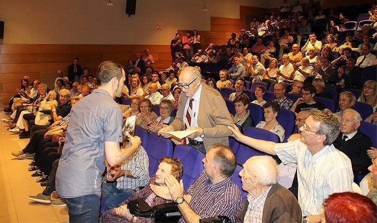 Lliurament dels diplomes als avis protagonistes del documental