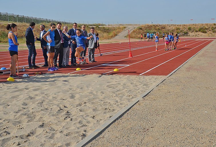 Visita de Gerard Figueras a la pista d'atletisme de La Serra 1