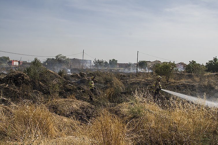 Tres dotacions i un helicòpter participen en l'extinció