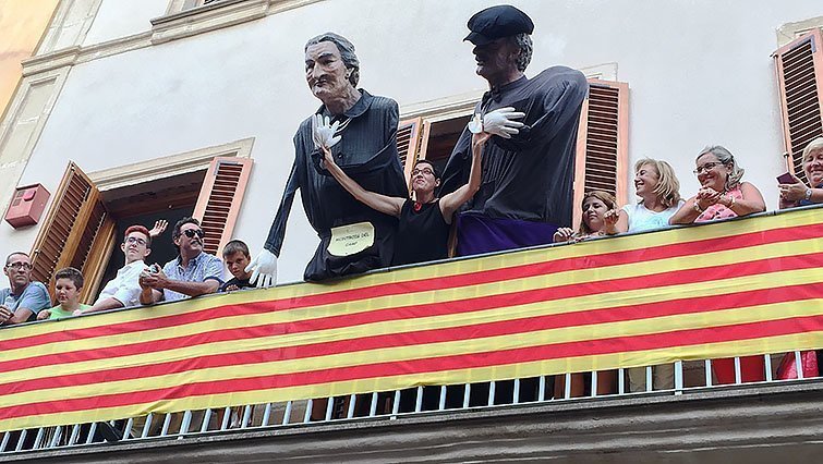 La pregonera Lloll Bertran al balcó fent el pregó de la Festa Major 2016 de les Borges Blanques texte