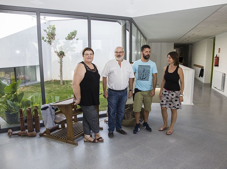 La directora de l'escola El Timó i l'alcalde i regidors de Sidamon