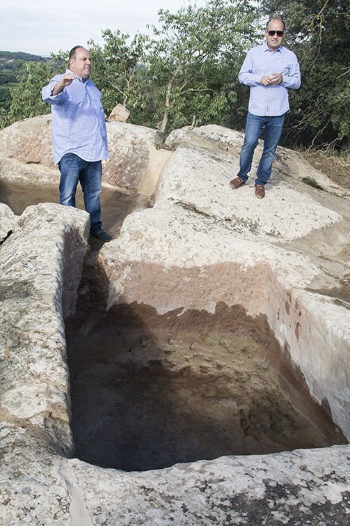 Joan i Josep M. Porcioles en la visita als trulls de pedra