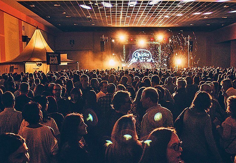 El recinte firal ple de gom a gom amb la festa de la colla Som del 66