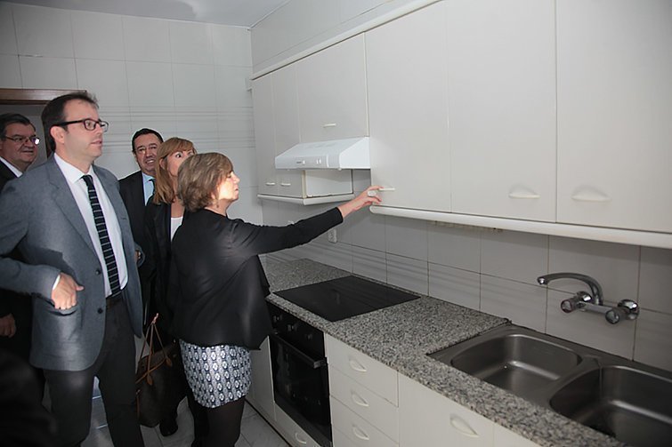  Meritxell Borràs visita un dels pisos cedits per Bankia