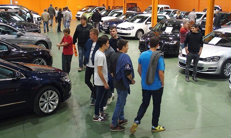 Exposició de vehicles en la fira Autotardor