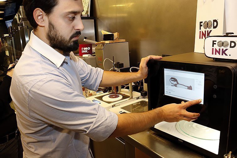 L'aparell amb el que s'imprimeixen els plats en 3D