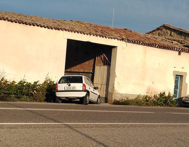 Turisme encastat en una portalada a Bell-lloc 1