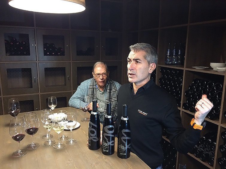 Eduard Pons mostra el vi 800 un dels mes exclusius
