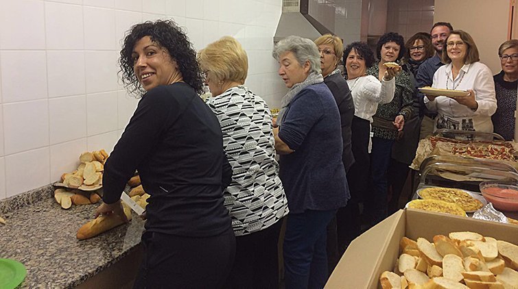 Les dones de Fondarella preparen els 'montaditos, pel sopar solidari