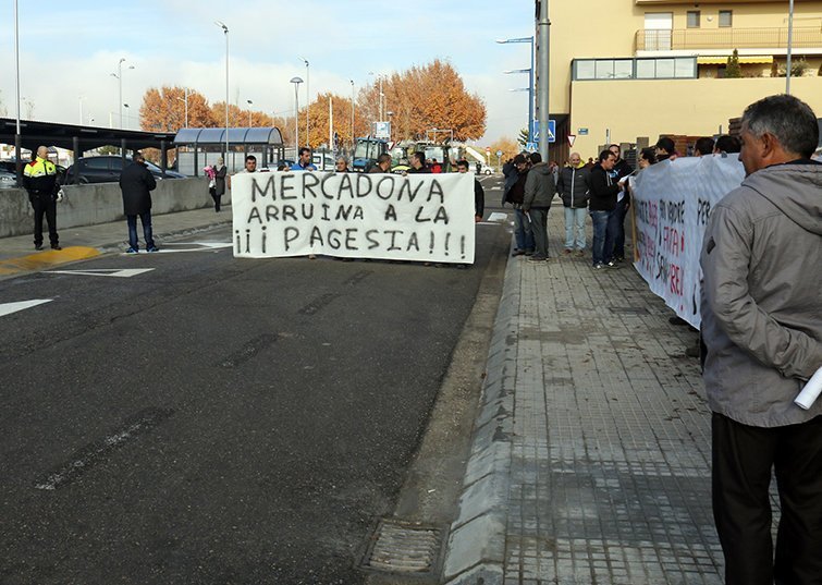 La Plataforma per la Defensa del Sector de la Fruita tanca l'accés a Mercadona 1