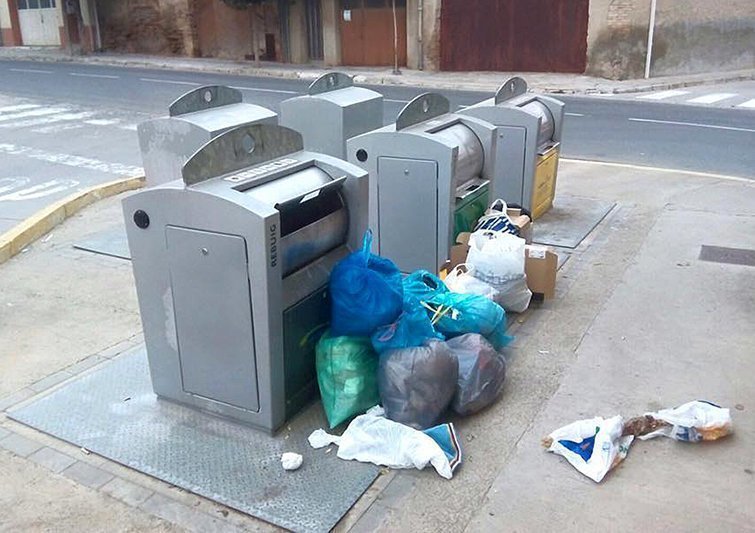 Bosses en l'exterior dels contenidors a Linyola 1